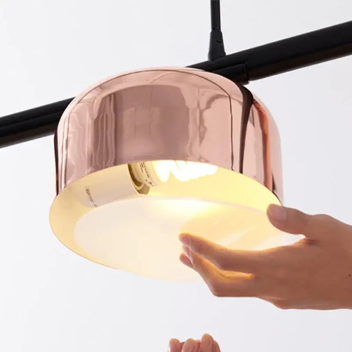 Suspension luminaire linéaire moderne à quatre abat-jours cuivrés

