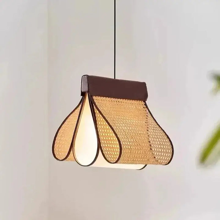 Suspension luminaire linéaire en rotin tressé au design naturel
