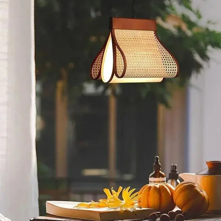 Suspension luminaire linéaire en rotin tressé au design naturel