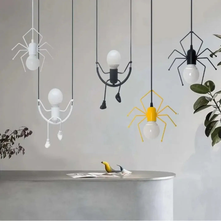 Suspension luminaire alako en forme d araignée noir et blanc avec jambes articulées et ampoules opalines luminaire ludique