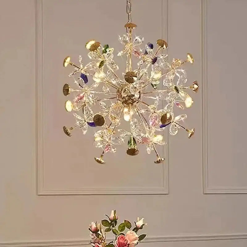 Suspension luminaire luxueuse dorée aux décorations colorées

