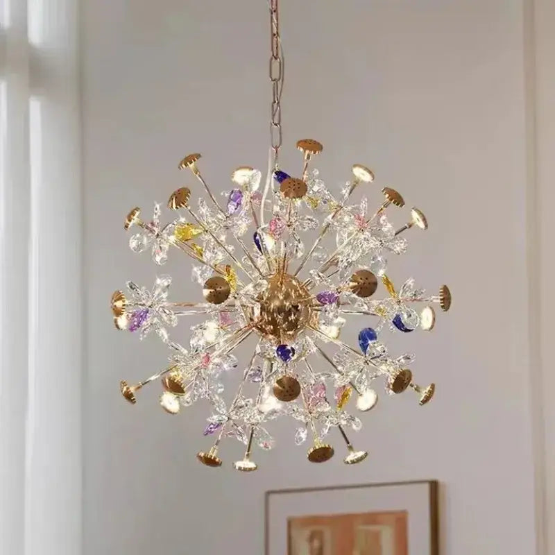 Suspenesion luminaire luxueuse dorée aux décorations colorées

