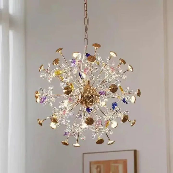 Suspenesion luminaire luxueuse dorée aux décorations colorées


