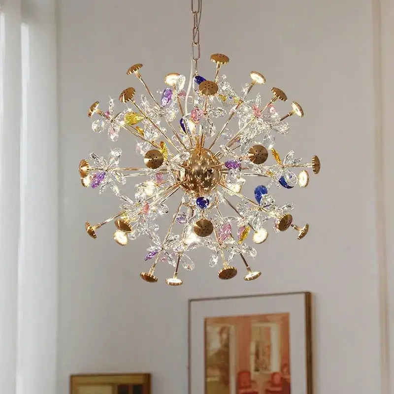 Suspenesion luminaire luxueuse dorée aux décorations colorées

