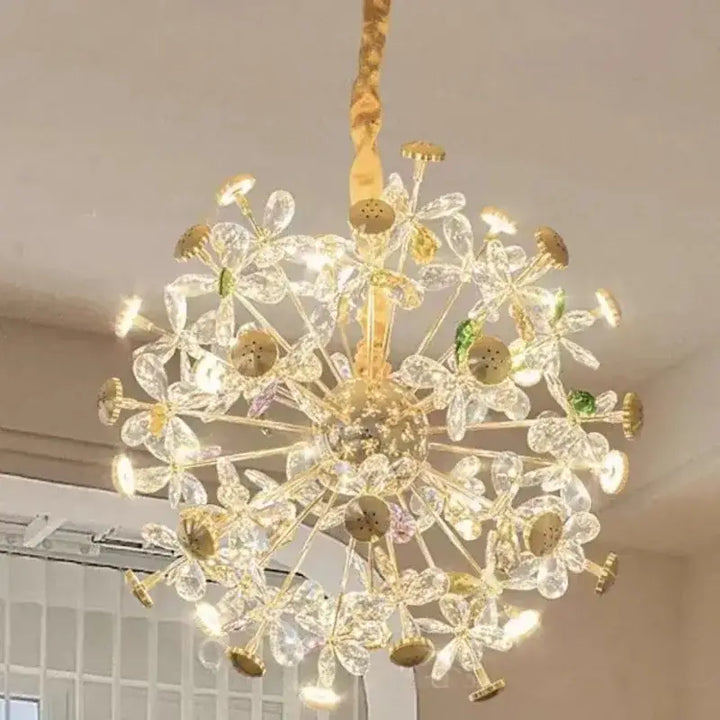 Suspenesion luminaire luxueuse dorée aux décorations colorées

