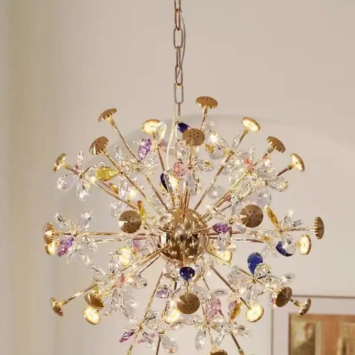 Suspenesion luminaire luxueuse dorée aux décorations colorées

