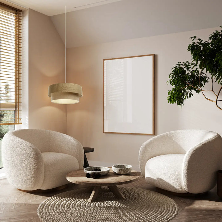 Suspension luminaire marron duo boho elegant avec fauteuils crèmes en tissu pelucheux aux formes arrondies