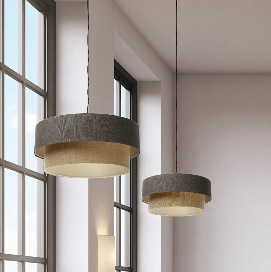 Suspension luminaire duo boho elegant marron gris avec double abat-jour texturé gris charbon et intérieur beige chaud suspendu par cordons noirs