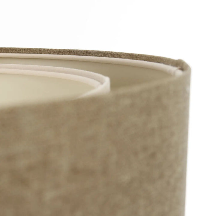 Suspension luminaire marron sable avec abat-jour beige texturé à motif tissé subtil et doublure intérieure blanche