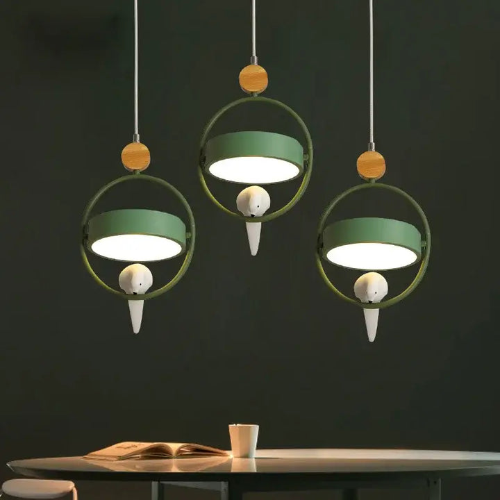 Suspension luminaire en métal et bois avec oiseau élégant