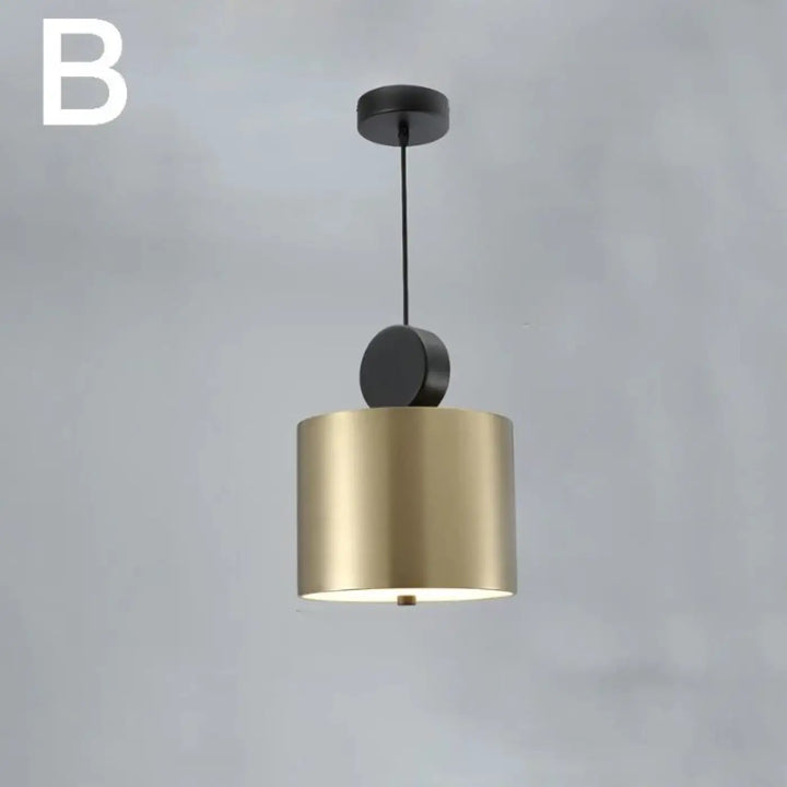 Suspension luminaire altis en métal doré brossé avec accents noirs circulaires design minimaliste moderne