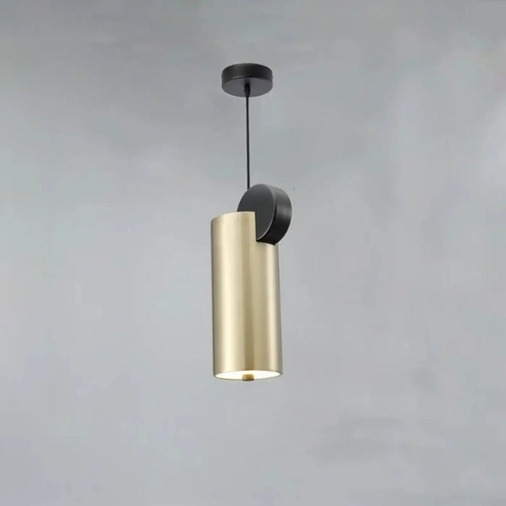 Suspension luminaire altis en métal doré brossé avec accents noirs circulaires design minimaliste contemporain