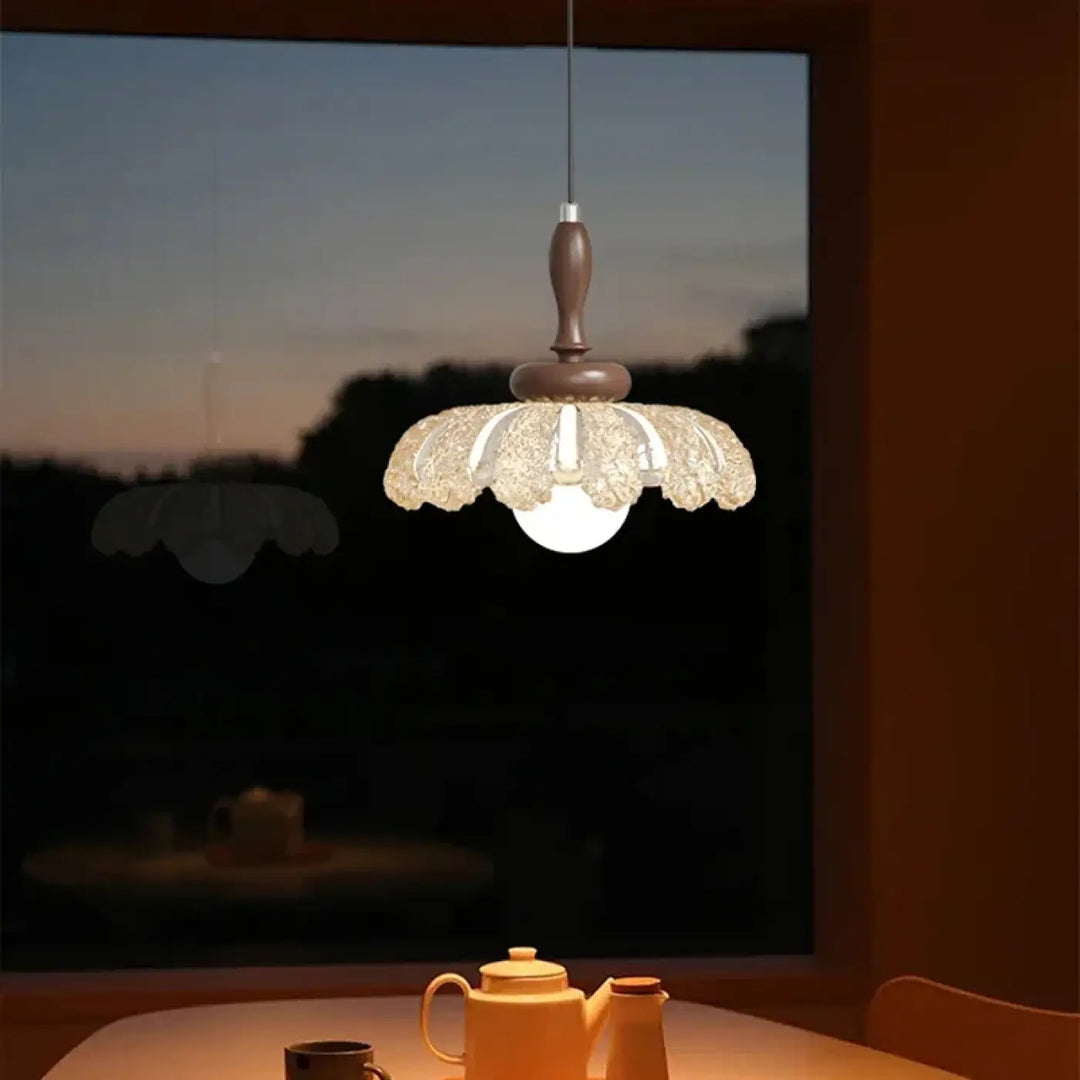 Suspension luminaire contemporaine cristora avec tige en bois et abat-jour en verre translucide orné en forme de fleur éclatée