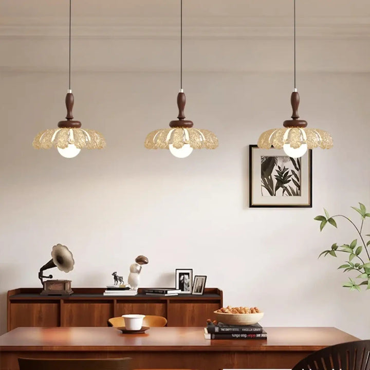Trois suspensions luminaires cristora en bois foncé avec abat-jour en verre doré translucide luminaire contemporaine
