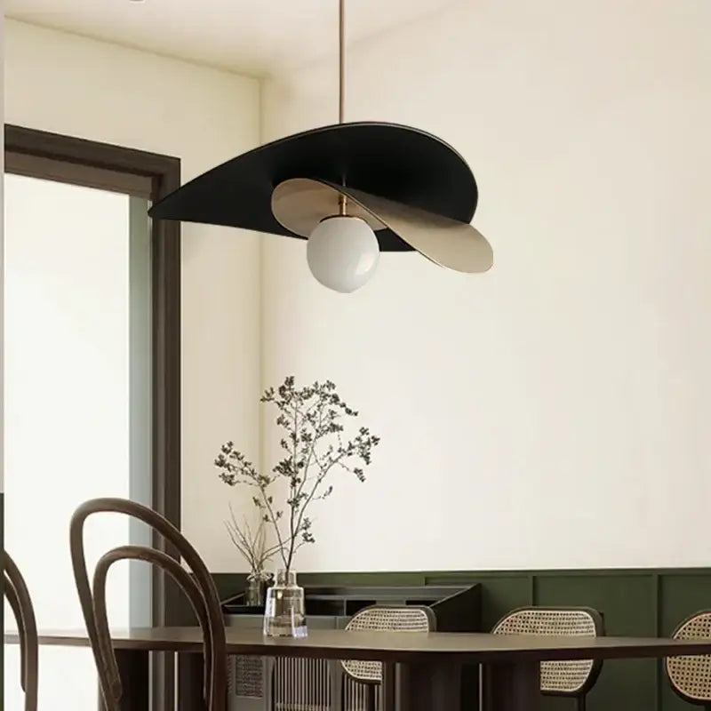 Suspension luminaire métal noir avec lumière blanche moderne