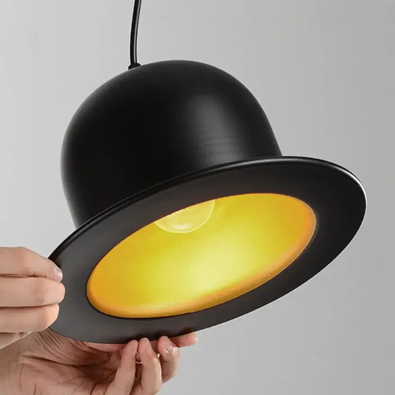 Suspension luminaire métal noir avec réflecteur doré chaleureux