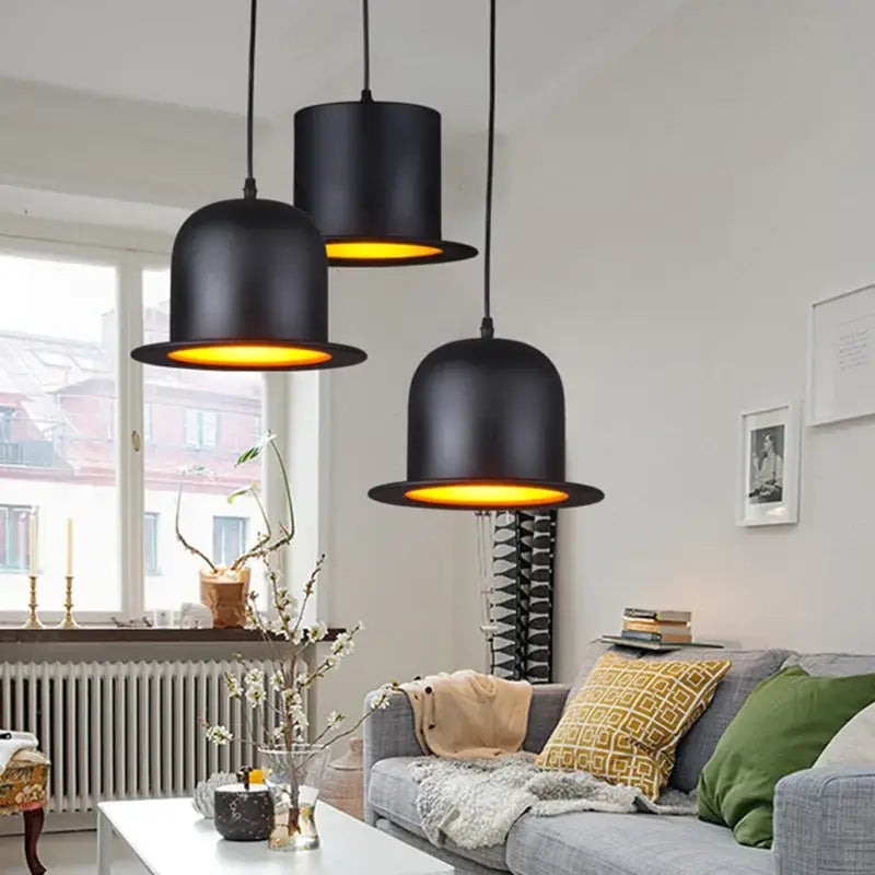 Suspension luminaire métal noir avec réflecteur doré chaleureux