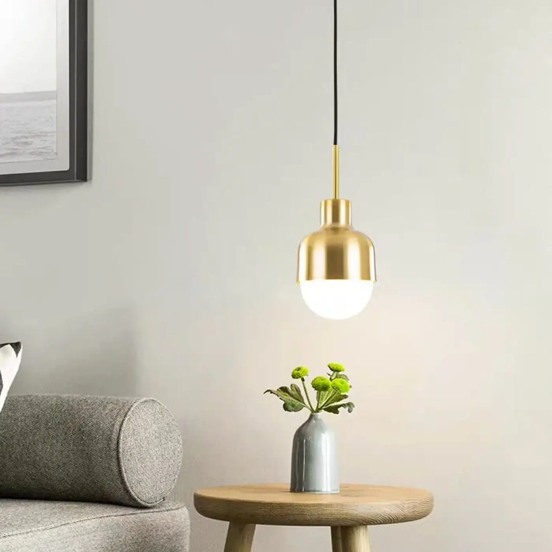 Suspension luminaire nova en métal doré avec globe en verre dépoli design minimaliste élégant