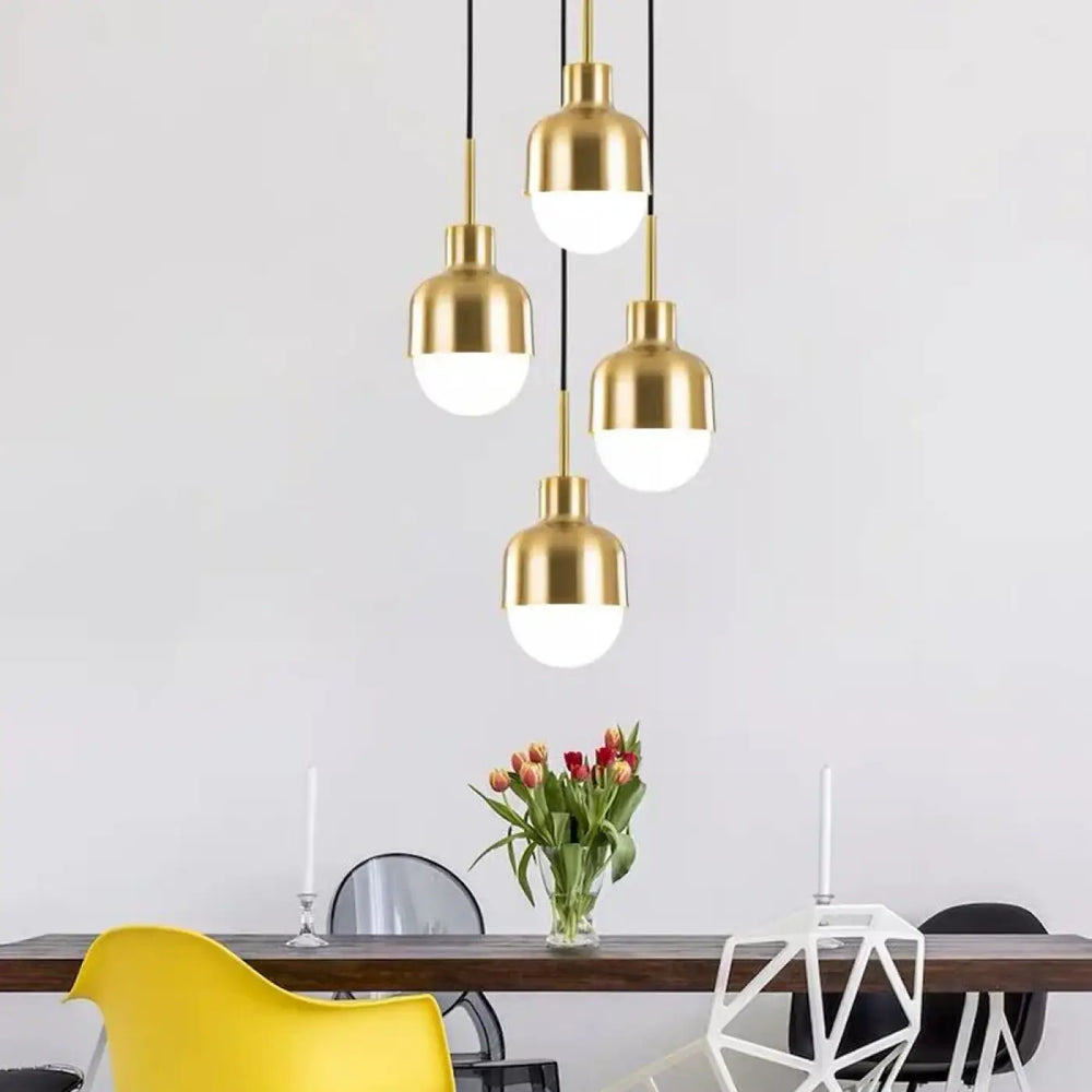 Suspension luminaire nova dorée avec abat-jours en verre dépoli pour un espace repas minimaliste plus agréable