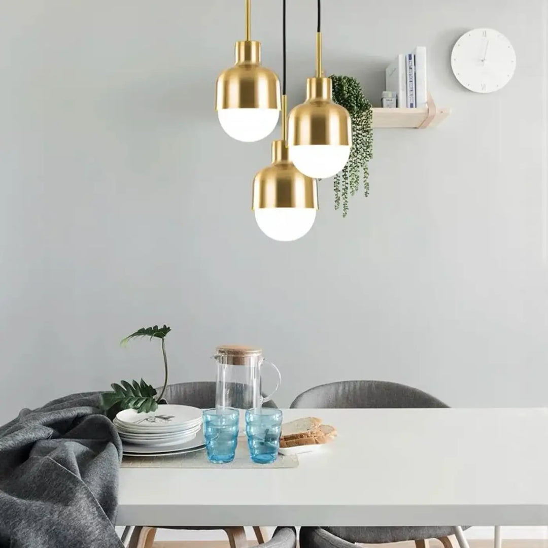 Suspension luminaire nova dorée avec abat-jour en verre dépoli au design minimaliste pour salle à manger plus agréable
