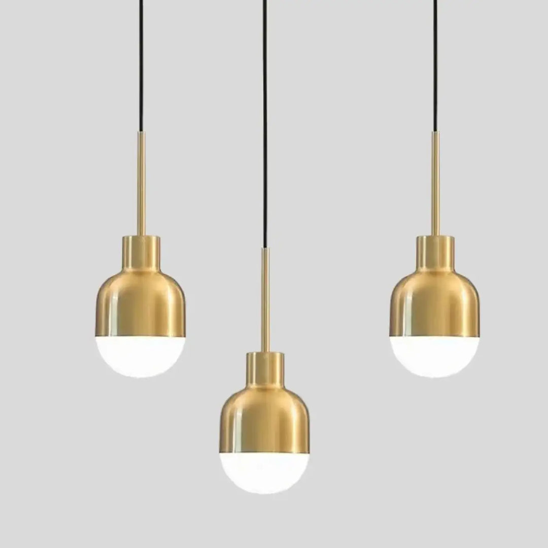 Trois suspensions luminaires nova minimalistes avec abat-jours métalliques dorés et globes en verre dépoli suspendus par cordons noirs