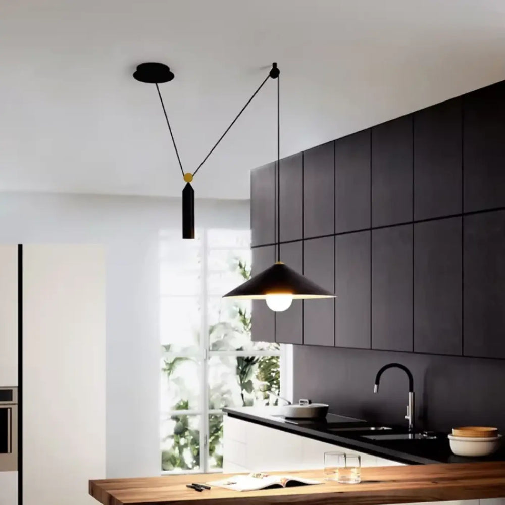 Suspension luminaire minimaliste jax noire avec abat-jour conique suspendue au-dessus d un plan de travail cuisine