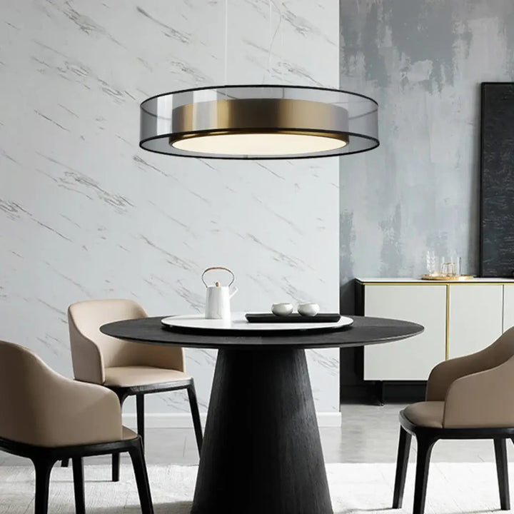 Suspension luminaire kylos moderne circulaire avec cadre noir, abat-jour en verre translucide et anneau doré chaud