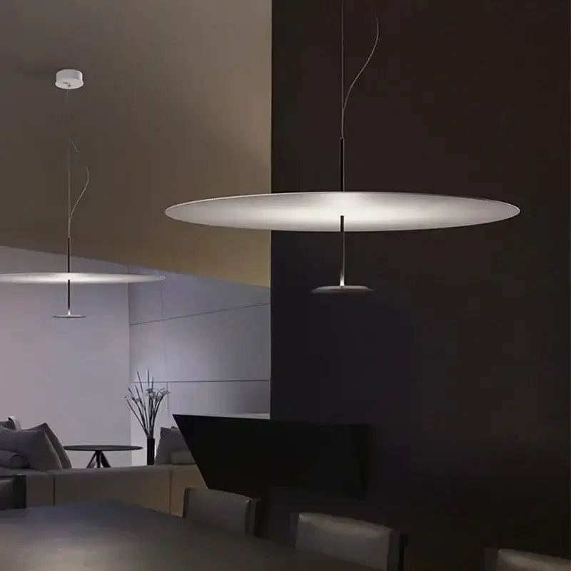 Suspension luminaire moderne avec une silhouette de disque plat

