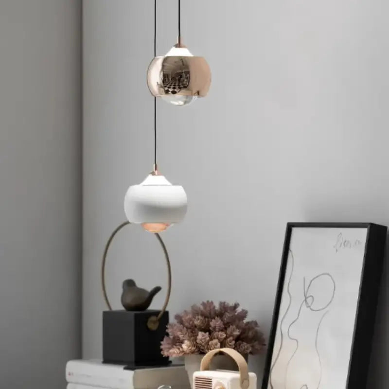 Suspension luminaire moderne boule métal noir et doré chic