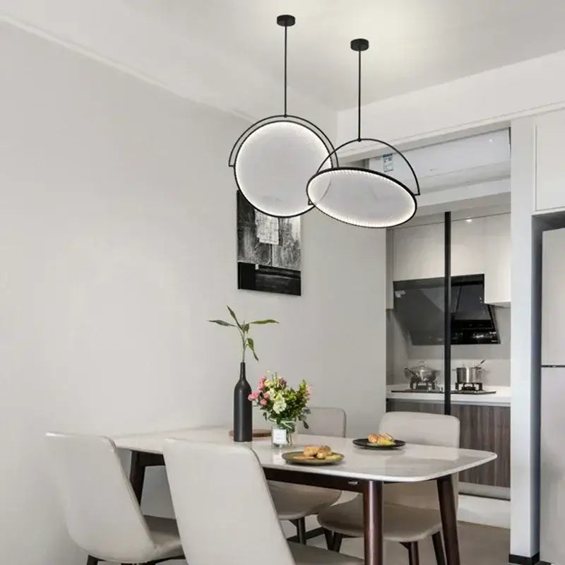 Suspension luminaire moderne design sculptural cercle noir

