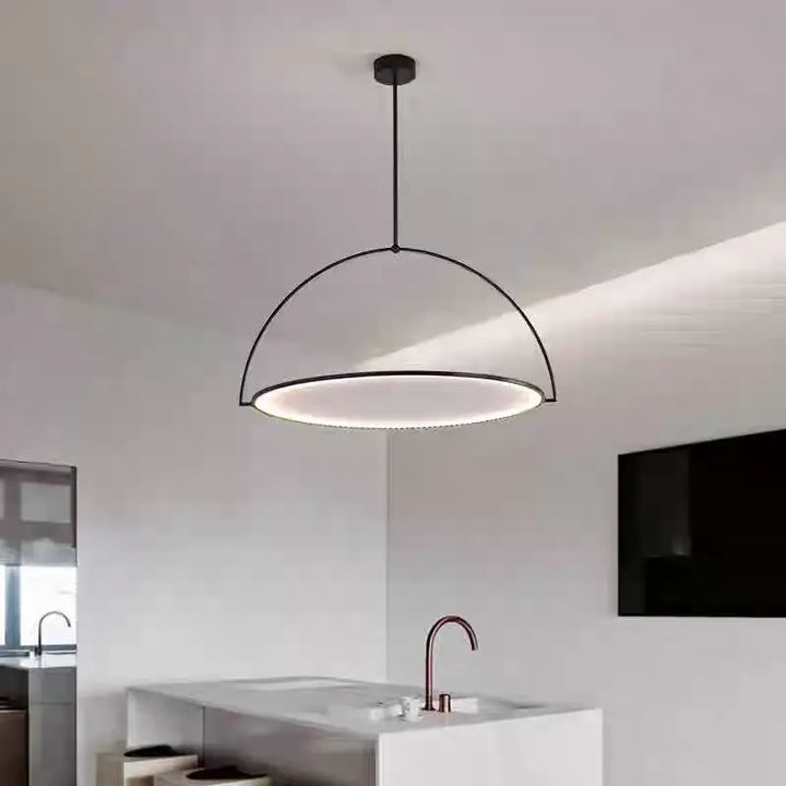 Suspension luminaire moderne design sculptural cercle noir

