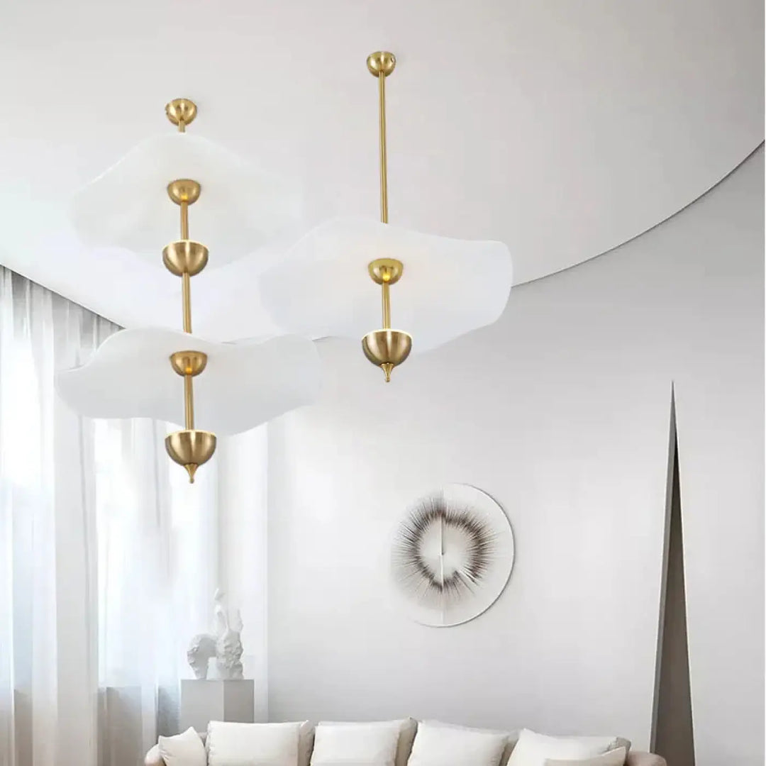 Suspension luminaire moderne dorée design aérien élégant