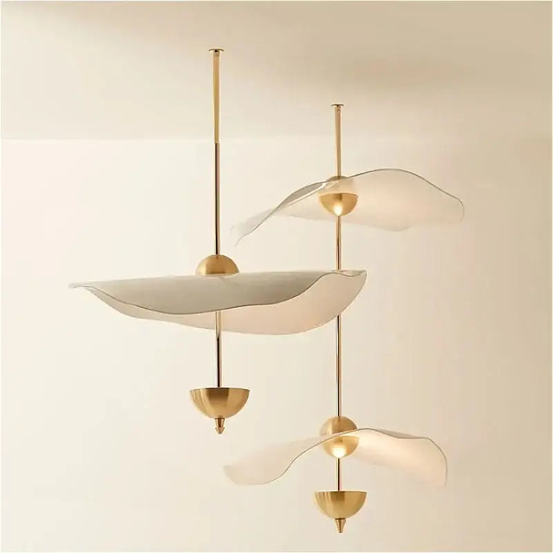 Suspension luminaire moderne dorée design aérien élégant