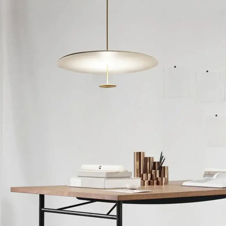 Suspension luminaire moderne avec une silhouette de disque plat


