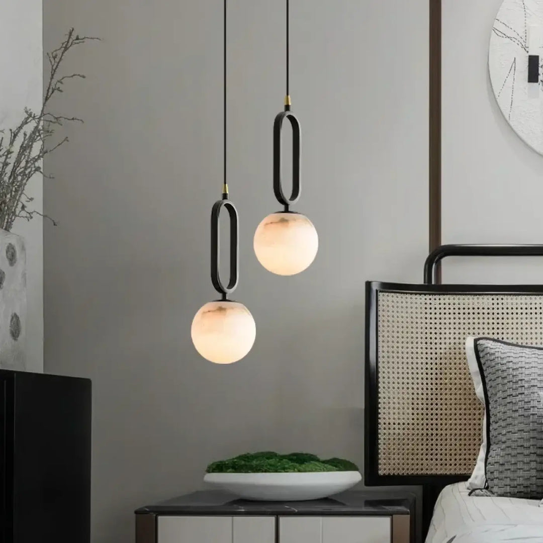 Suspension luminaire moderne marbria avec globes en verre dépoli et structure métallique noire suspendue au plafond