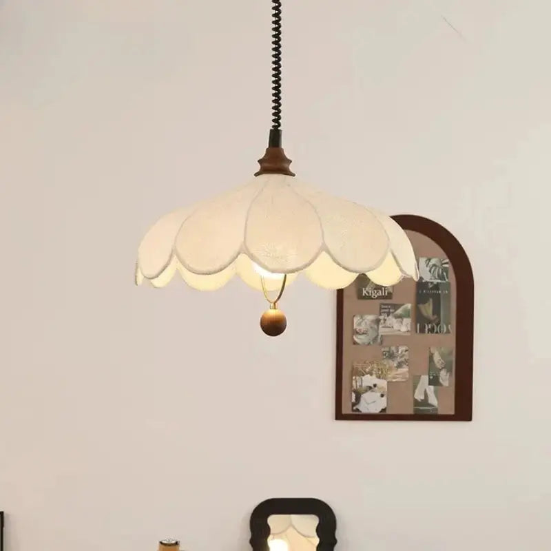 Suspension moderne en tissu ondulé blanc design élégant