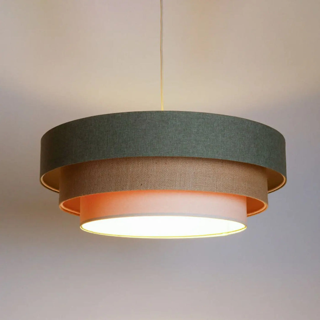 Suspension luminaire moderne triniti boho elegant avec trois abat-jours concentriques en tissu vert gris crème beige et bord doré