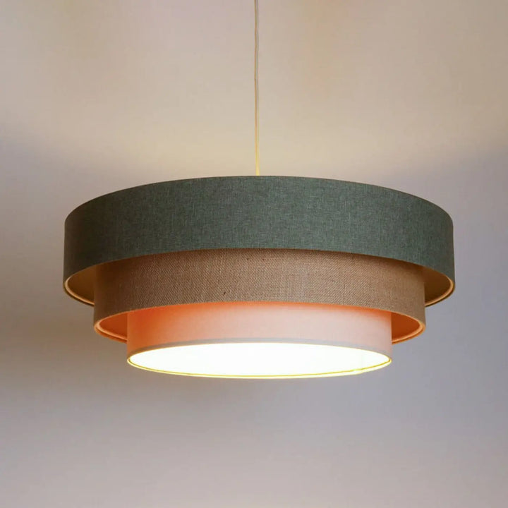 Suspension luminaire moderne triniti boho elegant avec trois abat-jours concentriques en tissu vert gris crème beige et bord doré