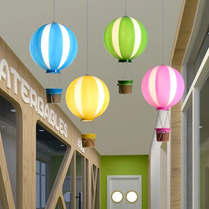 Suspension luminaire lobba en forme de montgolfière avec abat-jour rayé coloré bleu vert jaune et rose
