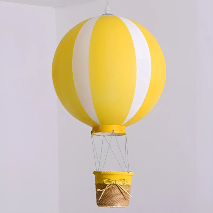 Suspension luminaire lobba en forme de montgolfière avec rayures jaunes et blanches et base panier en osier