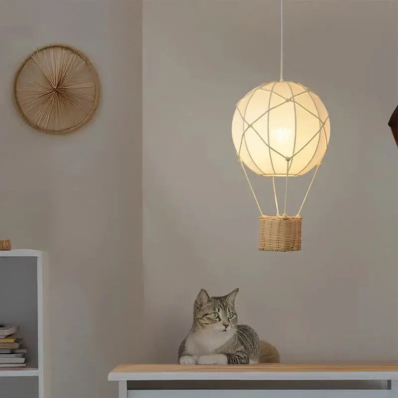 Suspension luminaire montgolfière design avec panier en rotin chic