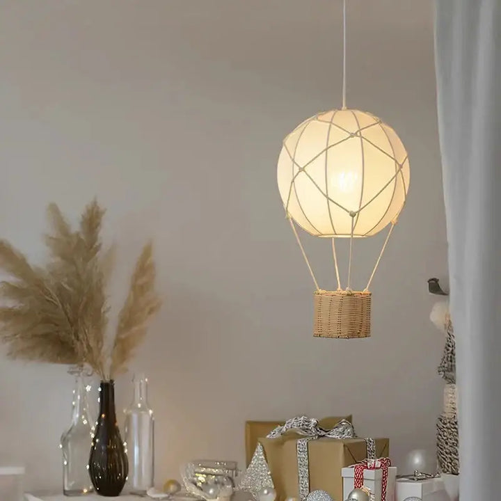 Suspension luminaire montgolfière design avec panier en rotin chic