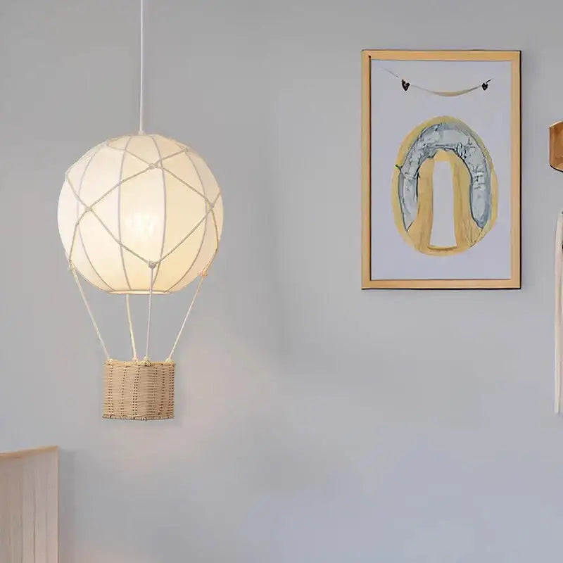 Suspension luminaire montgolfière design avec panier en rotin chic