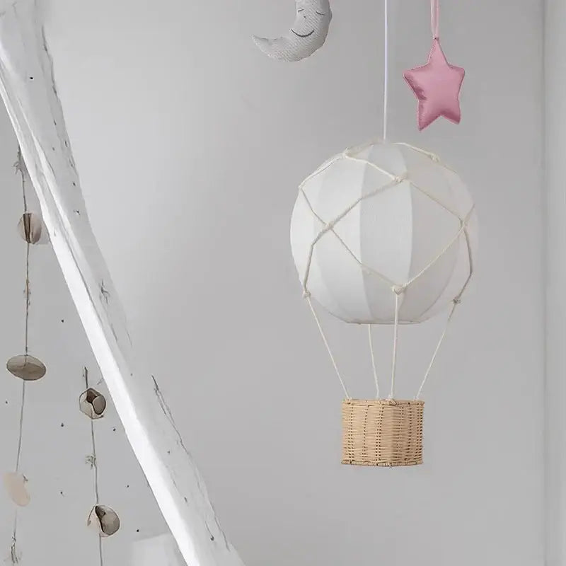 Suspension luminaire montgolfière design avec panier en rotin chic
