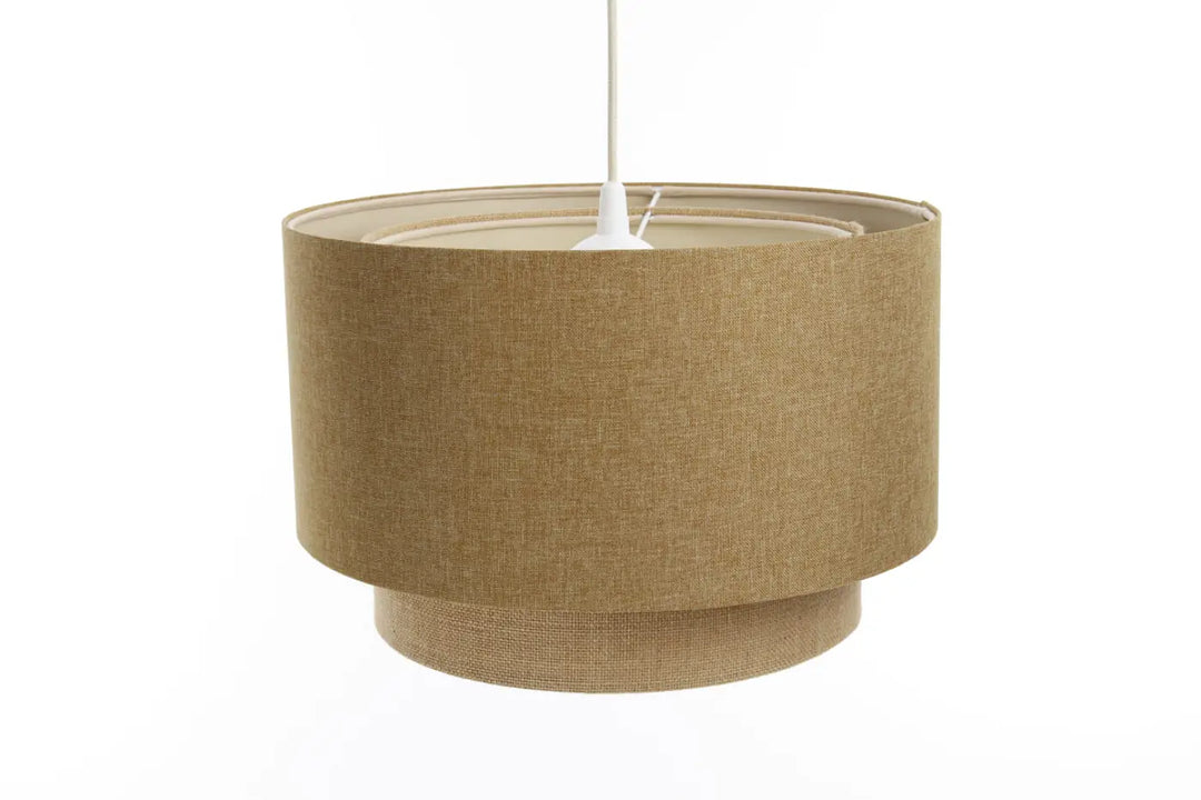 Suspension luminaire moutarde en tissu ton camel avec design cylindrique à étages et fixation blanche élégante