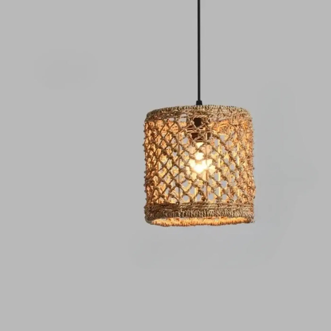 Suspension luminaire maïlo en rotin tressé naturel de couleur chaude avec câble suspendu noir