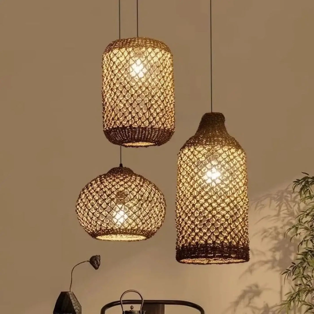 Suspension luminaire maïlo avec trois abat-jour en rotin tressé illuminés d une lumière chaude dorée suspension luminaire nature