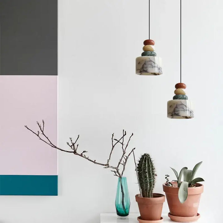 Suspension luminaire noir et blanc avec 3 boules colorées