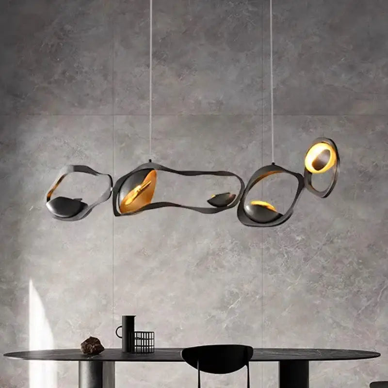 Suspension luminaire noir et doré inspiré de la science fiction

