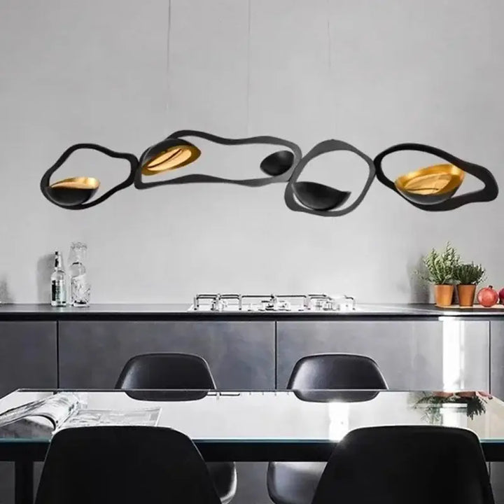 Suspension luminaire noir et doré inspiré de la science fiction

